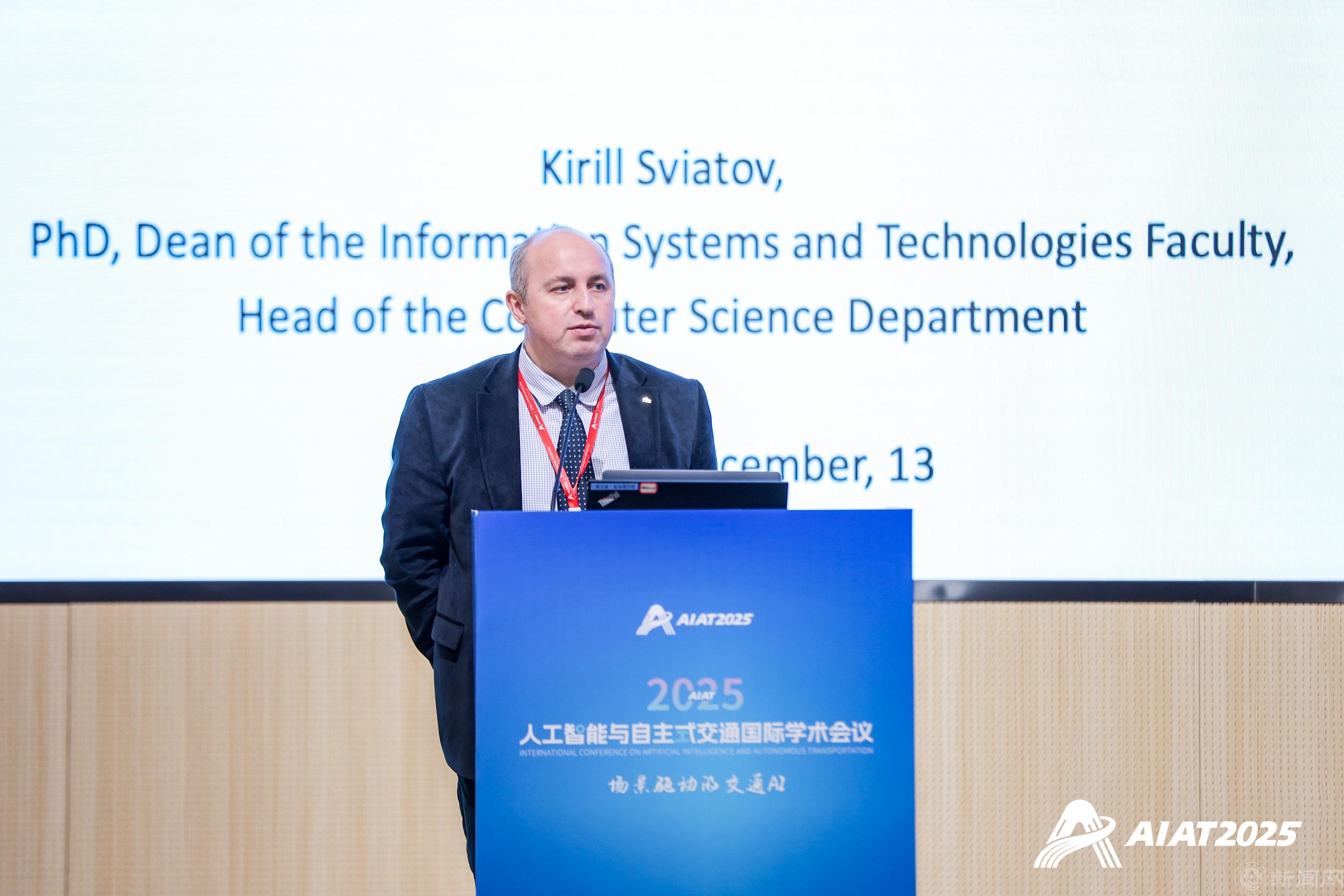 11.Kirill Svyatov作報告.jpg 11.Kirill Svyatov作報告.jpg