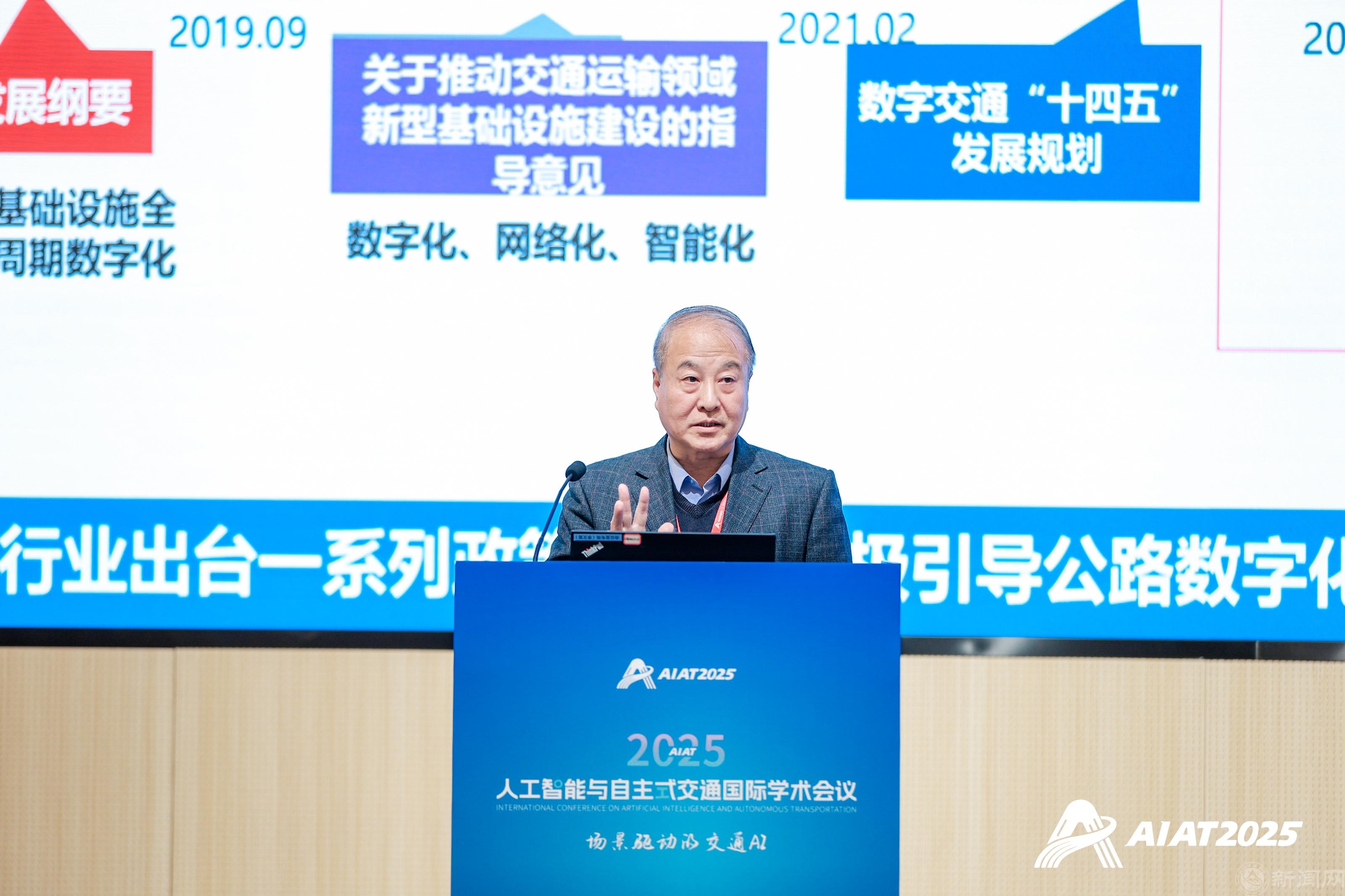 8.王東柱做報告.jpg 8.王東柱做報告.jpg